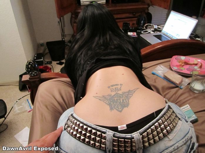 Девушка с большой грудью и толстой задницей делает порно фото своей ебли на телефон