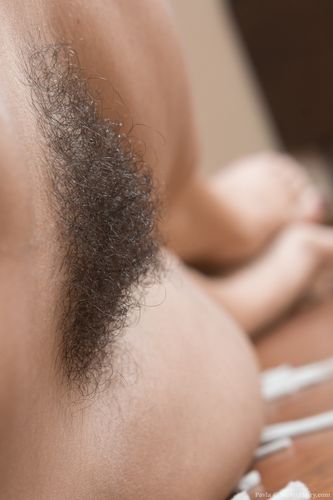 Шикарная волосатая пизда у брюнетки в наряде индейки