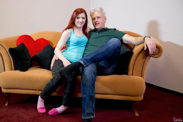 Домашний секс с дедушкой на диване