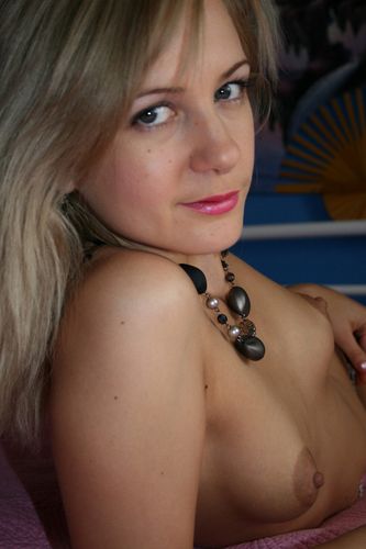 Горячая эротика сексуальной блондинки в шляпе домашнее фото
