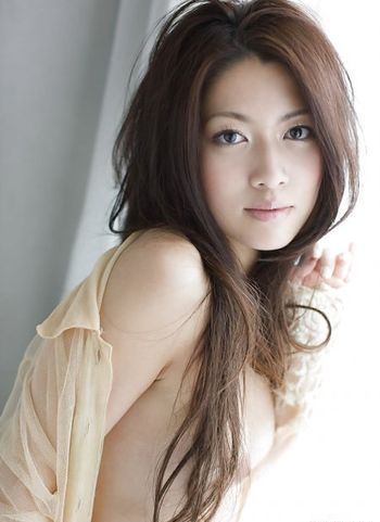 Волосатая киска азиатки на эротической домашней фотографии