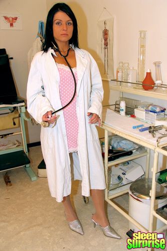 Молодая медсестра красиво сделала минет больному, униформа