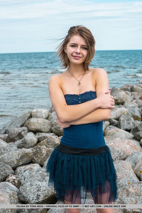 Молоденькая шатенка с тугими сиськами устроила стриптиз на пляже и показала пизду порно фото